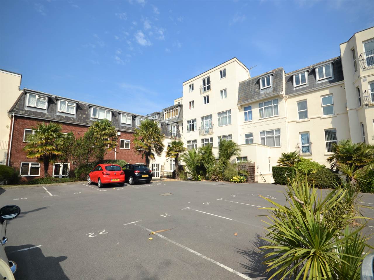 * MODERN APARTMENT * TWO DOUBLE BEDROOMS * EN SUITE * MODERN BATHROOM & KITCHEN * SECURE ALLOCATED PARKING * 500 YARDS FROM BLUE FLAG BEACHES *  